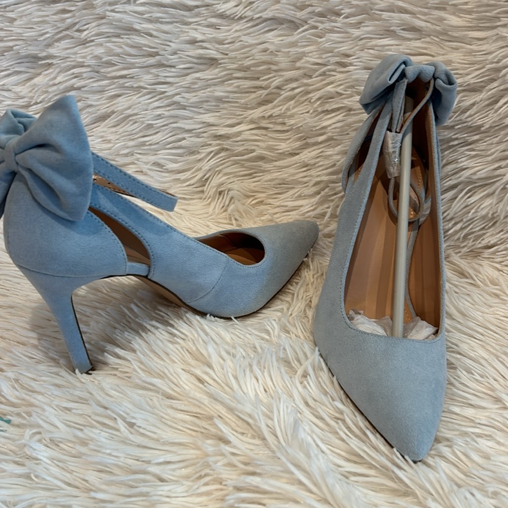 Light blue heels with bows (Size 7)